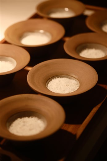 An's Saigon on Instagram: "White course ⚪️ sắc trắng kết thúc phần đầu tiên của dải màu sơ cấp - “Xin chào” của Chef’s Menu 6.0 “Sắc”. Từ nguyên liệu vô cùng quen thuộc như cua Cà Mau, dừa Bến Tre, tới sự biến hoá bất ngờ với cốt dừa lên men - nước mắm, hành tím - rong sụn, món màu trắng để lại ấn tượng với thực khách bằng tính đa vị - đa cấu trúc, và sự xuất hiện ấn tượng tại bàn ăn. — This marks the close of the first part of the primary spectrum - the “Hello” of Chef’s Menu 6.0 “Sắc”. Drawing