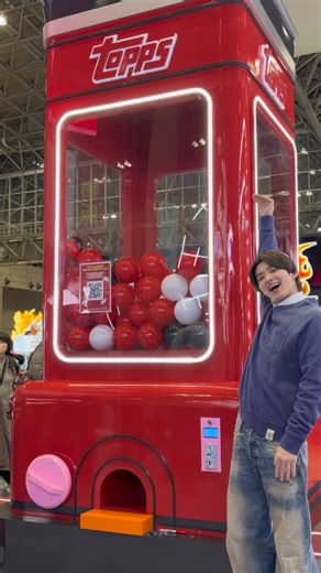 今井暖大【いまいはると】 on Instagram: "「Tokyo Comic Con 2025」に出展された Topps Japanのブースに遊びに行って来ました！ ディズニートレカの歴史が書いてあったり、大きなカプセルトイがあったり、ディズニーの世界観が伝わってきてワクワクしました🤩 みんなもToppsでディズニートレカをチェックしてみてね！ ©︎ Disney ©︎ Disney/Pixar © & ™ Lucasfilm Ltd. #PR #toppsjapan @toppsjapan"