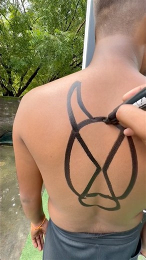 Back Body Art: Stunning Cow Face Drawing 🐄 | Unique Creative Art #BodyArt #CowArt #ArtShorts #art