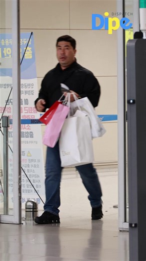 Hand–wave fairy Jisoo is here✨ her kindness is legendary💗 #BLACKPINK #jisoo #지수 #kpop #dispatch Get a Free K-pop Postcard :👉https:// www.dipebeta.app/ | dispatch news