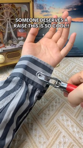 Viral Deals & Finds on Instagram: "🤩Secret to installing 10 snaps without sore hands! Regular pliers make my palms red, but this lever design works with a light press-even thick denim is easy. Double the efficiency 🫣 👉 Follow me and comment SEWING so I can send it to you #CraftHacks #TimeSavingTools #HandmadeEssentials #coolgadgets #householdfinds"