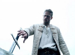 『シャーロック・ホームズ』シリーズなどのガイ・リッチー監督作！映画『キング・アーサー』予告編