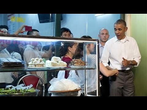 Obama Dines With Anthony Bourdain in Vietnam