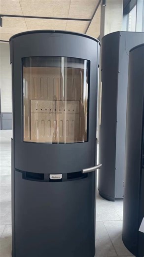 47K views · 66 reactions |  Månedens tip  Lukker din låge tæt? Du kan bruge papirtesten til at tjekke, om lågen på ovnen er tæt: ▪ Brug et stykke papir, sæt det mellem lågen og ovnen og luk lågen. ▪ Træk forsigtigt papiret ud. Der skal være modstand, når du trækker papiret ud. Hvis der ikke er det, skal lågen justeres og pakningerne tjekkes. | Aduro | Facebook