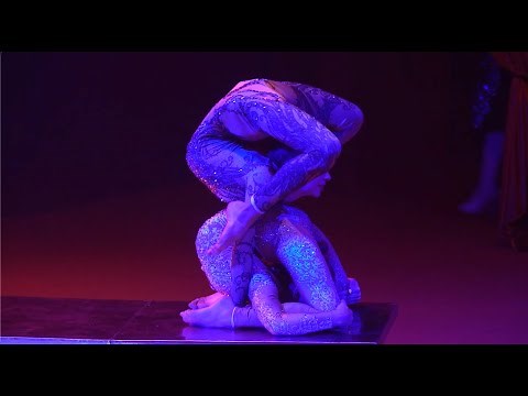 Extreme contortion duo