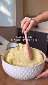 DAIRY-FREE MASHED POTATOES✨ because every holiday spread needs a warm bowl of fluffy mashed potatoes! Always in my top two Thanksgiving sides, mashed potatoes are an essential for soaking up all the saucy, gravy goodness. I can’t wait to see these hit your holiday spread! Ingredients: 4 pounds yukon gold or russet potatoes 1 teaspoon of kosher sea salt more to taste 4 ounces dairy-free sour cream (I used @foragerfoods) more to preference 1/2 cup plain, unsweetened almond milk more to preference 
