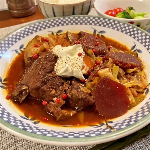 ⭐️夕食レシピ🍳家庭料理｜TAKAHIRO | 『ボルシチ｜Borshch』 . 🇺🇦厳冬の国ウクライナの郷土料理⛄️雪降る休日に、身体温まるスペアリブ煮込み🥘 . 今日は横浜でも雪が散らつく厳しい寒さでした。 ほっぺを赤くして部活から帰ってきた娘たちに温かいボルシチを。... | Instagram