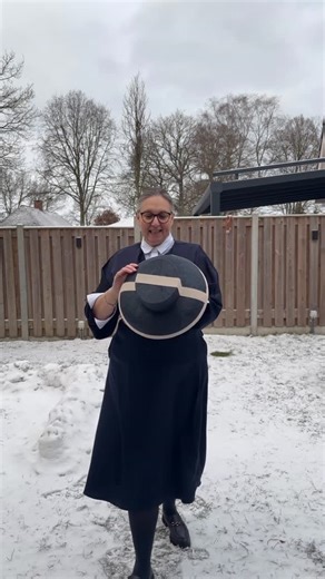 Zandstra hoeden on Instagram: "De hoed van de week! Donkerblauw Parasisal hoed gegarneerd met zandkleurig ribslint. #hoedvandeweek #atelier #hat #hoed #handmade #royalascot #millinery #milinerycouture #ambacht #handwerk #parasisal"