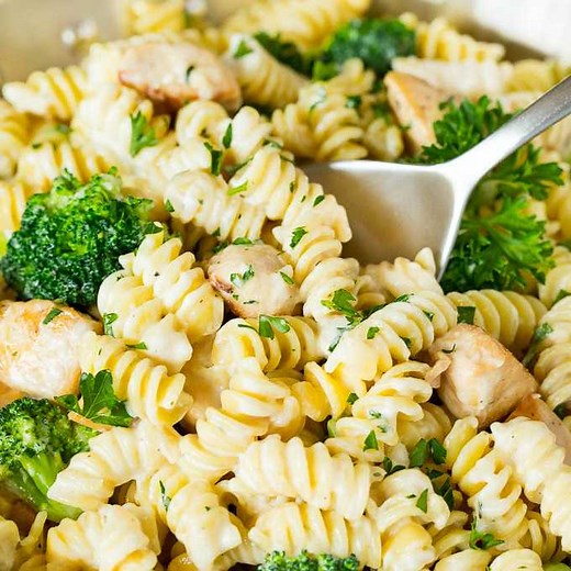 RECIPE: https://www.dinneratthezoo.com/chicken-broccoli-alfredo/ This chicken broccoli Alfredo pasta is sauteed chicken breast pieces and fresh broccoli, all tossed in a homemade creamy sauce. | Dinner at the Zoo