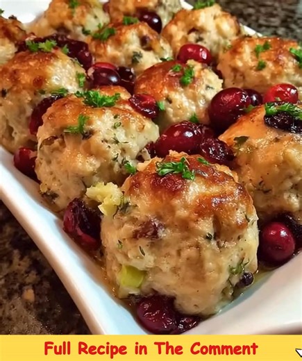 🦃🍞 Cranberry Turkey Stuffing Balls 🍒✨ Savory turkey and stuffing rolled with sweet cranberries, baked golden, and drizzled with honey - the perfect bite-sized holiday treat! Ingredients 2 cups cooked turkey, finely chopped 2 cups stuffing (leftover or freshly made) 1/2 cup dried cranberries ..... Recipe in First Coʍmеոτ 💬👇 | Random Recos