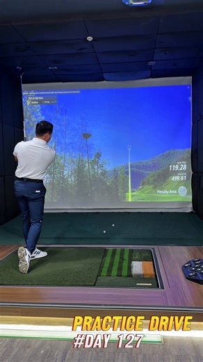 ⭐ Bí mật trong set up của cú driver 300 Có một điều khá thú vị trong golf: ai cũng nghĩ phải swing mạnh hơn mới đánh xa, nhưng phần lớn lại quên thứ quyết định ngay từ đầu — set up. ⚠️ Chỉ cần sai lệch vài cm thôi là đường bóng đổi số phận liền, nhất là khi bạn nhắm mốc 300 yard. Ví dụ như hôm qua, tôi gặp một anh học viên. Anh ấy quen đứng kiểu rất gần bóng: tay không có khoảng thở, gậy dựng đứng. Anh ấy tưởng đó là chuẩn của mình suốt nhiều năm. Nhưng chỉ cần tôi kéo anh ấy ra xa thêm đúng 5–1
