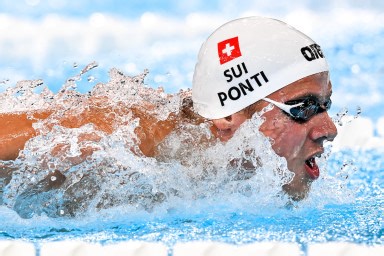 Moses Breaks World Record in the 100 meter Breaststroke