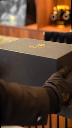 Octa Malachite - Maison Morfin. Découvrez notre modèle Octa Malachite - Carbone cuir noir - sur notre boutique en ligne et dans nos showrooms. Chaque montre est montée avec un cadran en pierre naturelle - Malachite - les rendant uniques et inimitables. Assemblées en France, à Besançon. | Maison Morfin