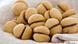 27K views · 276 reactions | Pasta frolla alle mandorle farcita con uno strato di cioccolato fondente... Uno tira l'altro... Ecco i BACI DI DAMA ALLE MANDORLE #bacididama ⭕ Ricetta >> https://ricetta.it/baci-di-dama ⭕ Non perderti nemmeno un video, seguici su Ricetta.it | Ricetta.it | Facebook