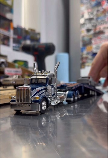 Thoughts on this as a day cab? The frame length is perfect 👌🏼 couple mods to the deck plate and it should be good 🤔 @FirstGearInc #peterbilt #389 #dcp #diecast #semi #truck