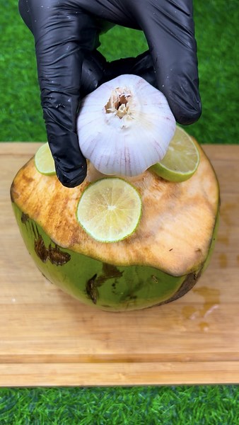 Mezcla ajo con agua de coco! | Mundo De Recetas