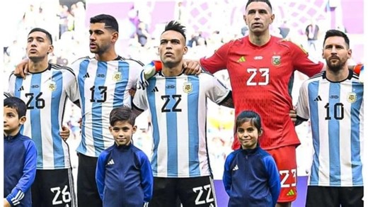 Ini 4 Alasan Pesepakbola Selalu Gandeng Anak Kecil Sebelum Mulainya Pertandingan
