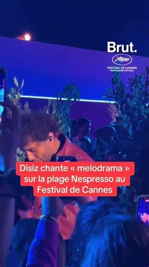 Disiz chante « Melodrama » sur la plage Nespresso au Festival de #cannes2026