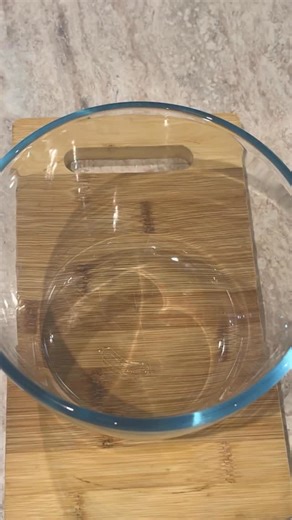 Chicken Avocado Salad - Save Recipe 👇 Incredibly simple but wonderful metrics on that. Seems so obviously but I’ve never done that exact combo. I really love avocado as a fat source as it brings fibre to the party. The B Vitamins are of the charts too. Nutrition - 500 kcal (47P, 26C, 25F) 10g fibre 250g cucumber 1/2 a red onion 150g chicken breast 100g avocado 100g greek yogurt (0%) Chilli flakes (optional) Lemon juice Air fry or pan fry your chicken for 15 minutes. Then prep the salad stuff, t