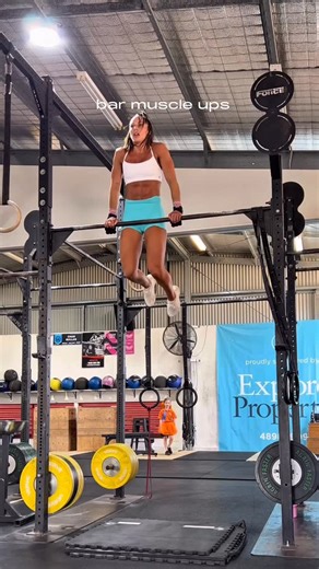 Laura Roberts on Instagram: "double training sessions made easier in @musclerepublic new sculpt colour ways! PM session was a front squat and strict press EMOM & a gymnastics piece. wearing the sculpt 255 bra & sculpt mini shorts launching tomorrow 8am 🕗 🩵"