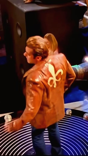 Jaya Pidiyar on Instagram: "O God Tussi Great Ho ✨🙏 | Salman Khan’s Fun-Filled Vibe 💕 Listen to this Title Track of Salman Khan from the movie "God Tussi Great Ho" released in 2008 🔥 Salman + Divine Comedy = Pure Fun 💫 — DROP A ❤️ And follow My IG account @_music_by_jaya for more such songs🎧🎶 • • 日本利用压电瓷砖将脚步转化为电能。这些瓷砖捕捉来自你脚步的动能。当你行走时,你的重量和动作会对瓷砖产生压力。瓷砖会轻微弯曲,从而产生机械应力。瓷砖内部的压电材料将这种应力转化为电能。每一步都会产生少量电荷,而数百万步结合在一起就能产生足够的电力来驱动 LED灯、数字显示屏和传感器。在像涩谷车站这样繁忙的地方,每天大约有240万个脚步为这一系统作出贡献。 这些电能可以被储存或立即使用,从而减