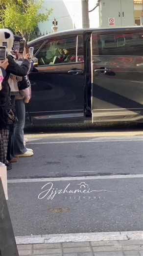 140326 Day-25 Heyu's filming Reborn of The Rightful. Hei Pi matching outfit with Daddy. Hei pi is so calm, so cute #Heyu #heyu何与 #cdrama #fyp