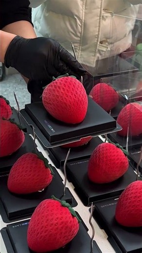 如果幸福是一颗大大的草莓🍓冰淇淋蛋糕！#氛围感蛋糕 #法式草莓 #懂浪漫的蛋糕 #一个草莓蛋糕的仪式感 #草莓仪式感蛋糕 #shorts