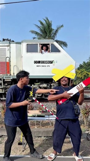 Masinis Sampai Ketawa Melihat Manusia Palang Pintu #keretaapi