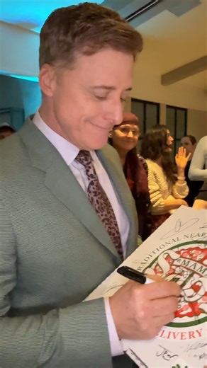 Resident Alien on Instagram: "The SERIES FINALE of #ResidentAlien has been signed, sealed, and delivered. Get it while it’s hot, TONIGHT, Friday at 10/9c on @usanetwork and @syfy! "