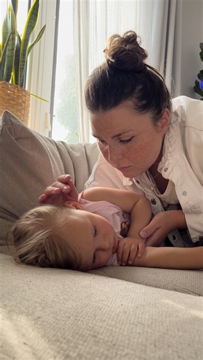 Did you notice how quickly she stopped crying? 👋🏻 I am a pediatric occupational therapist and a mom who is passionate about early childhood. Sharing with you the building blocks to a thriving development. The simple sensory strategy being using involves deep proprioceptive input. Benefits: ✨helps sensory regulation ✨calms and ground the nervous system ✨provides a soothing effect and relaxation ✨ Supports emotional regulation ✨ promotes a sense of security, reducing anxiety & stress Two methods