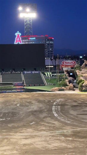 Who agrees with me?? #caterpillar #supercross #anaheim #heavyequipment #dirtbike