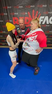 Staredown @princezna_drobenka_kotlarova vs. @regina_labajova s výstavním takedownem💪🖐️ | RED FACE