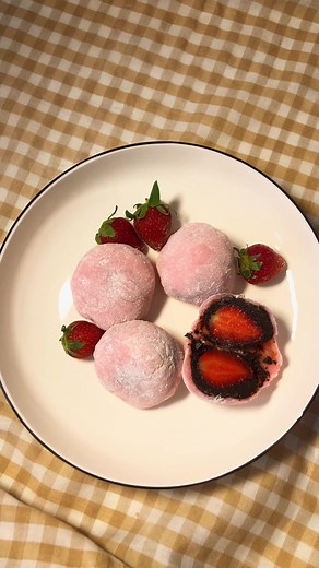 How to Make Delicious Mochi Daifuku with Strawberry and Chocolate