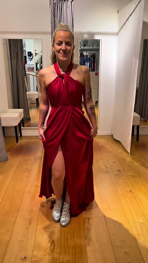 2.9K views · 11 reactions | Es ist tatsächlich schön! @manyslivelyworld #entrepreneurship #smallbusinessownercomedy #funnyreelsvideo #comedy #couplegoals❤️ | Dress Code Project | Facebook