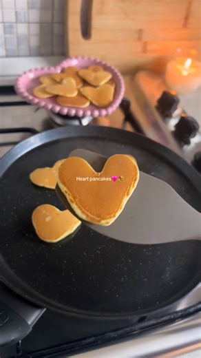 sugar cube on Instagram: "Cute heart pancakes🩷💐 #heartpancakes #pancakes #sanvalentino #valentinepancakes #galentinesday"