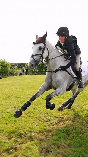 @katielmagee and Nelson de la Pomme sorting things on the go 💯👏 #eventinglife #equestrianstyle #horsepower | MXIMD Pictures