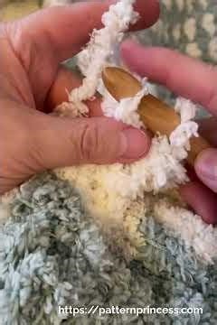 Quick and Easy Plush Chunky Crochet Blanket, two color plush chunky Crochet Blanket #crochet