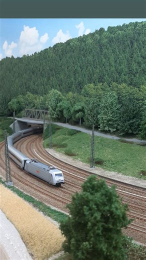 Kirchhain in Spur N | 1zu160 | Anlagenbau | Zugbildung on Instagram: "Hier ist @spur_n_hb s schöner Metropolitan am Götzenberg zu sehen. #modelleisenbahn #spurn #Metropolitan #minitrix #eisenbahnfotografie . . . Partnerseite: @modellbahn_revier @rheintal_n @andre1zu160 @gries_grahn @ruhr_n @majo1zu160"