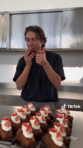 Panna and Chocolate?🤍 . . . #pastry #pasticceria #italia #patisserie #sweet #baba #chocolate #dessert #panna #cioccolato