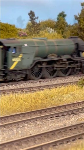 A3 60100 Spearmint With The Yellow Stripe Is Making Up For Lost Time #modelrailway #oogauge #train