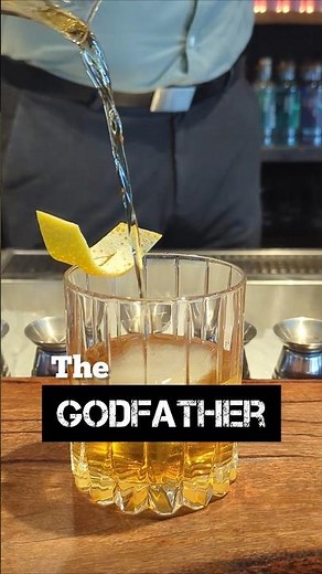 How to make the Godfather Cocktail 2 ways #cocktail #howto #recipe #whiskey #amaretto #bartender