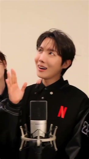 Mis Bangtang haciendo la intro de Netflix jiji 🤭😅🤣 #btsxnetflix #btsisback @BTS @Netflix