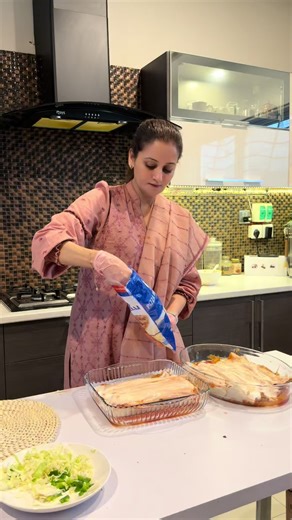 We all got together, whipped up some enchiladas so easy, so quick trust me, you’ll want to try it! Team fun, tasty results🌟 . . . . . #ramadankareem #enchaladas #easyrecipe #pakistan #iftaartime