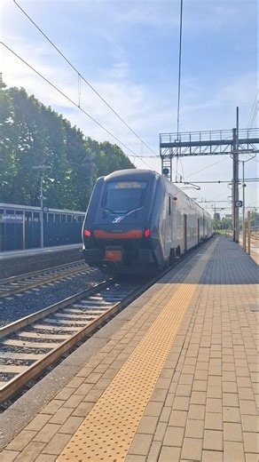 Hitachi Rock in partenza da Castelfranco Emilia #trainspotting #train #railway #fyp