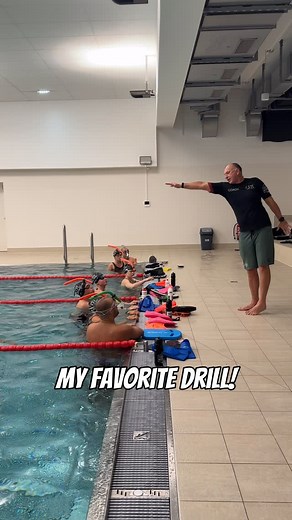 Long Dog Paddle 🐶💦 — one of the best freestyle drills to build a powerful high-elbow catch and real feel for the water. It isolates the pull, strengthens your lats and shoulders, and teaches you to stay connected through every stroke. How to do it: 1️⃣ Body flat, eyes down, core tight. 2️⃣ One arm pulls under the body — catch, pull,rotate, finish to the hip. 3️⃣ Recover underwater, close to your body. 4️⃣ Alternate arms slowly, with a light flutter kick. 5️⃣ Focus on control, not speed — feel 