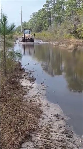 front end loader drive through deep mud hole #short's #Front-end -loader