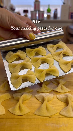 FARFALLE edition 🦋 1 egg 1/2 cup flour per person I use a mixture of fine semolina & 00 flour for my shaped pasta which helps hold their shape :) Follow for pasta making for beginners & all the pasta tips you could ever knead 💛 — #pastalover #foodlover #foodie #pastamaking #homemade #pasta #simplerecipe #pastatips #pastarecipe #asmr #oddlysatisfying #homemadepasta #farfalle