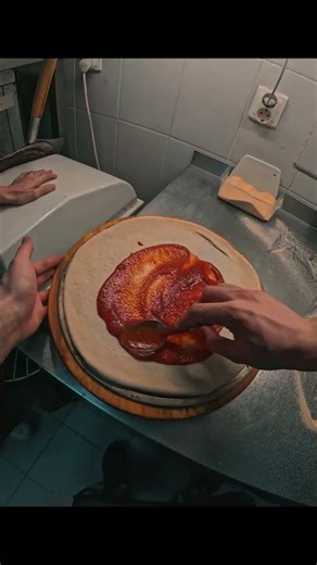 Прямо небольшой забег по приготовлению пиццы #общепит #повар #кухня #пицца #еда #ресторан #рецепты