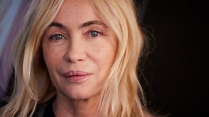 Emmanuelle Béart dévoile un rare cliché entourée de ses 3 enfants Nelly, Yoann et Surifel