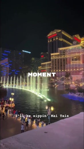 Las Vegas at night, the Bellagio's musical fountains are mesmerizing🥰🎻